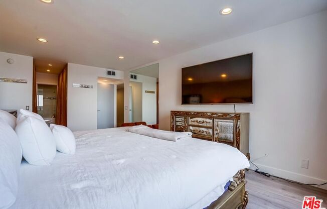 2 beds, 2 baths, 1,377 sqft, $5,750, Unit 802