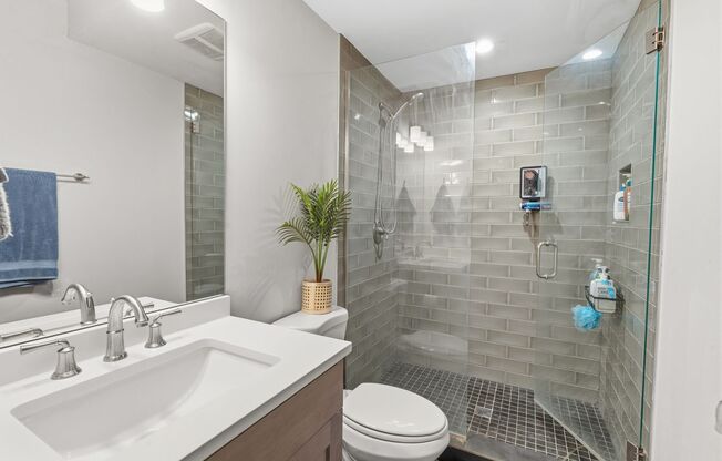 4 beds, 2 baths, 950 sqft, $5,500, Unit 924-1E