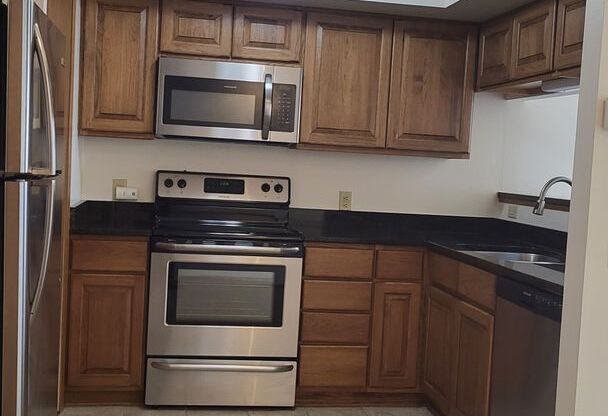 1 bed, 1 bath, 810 sqft, $1,505, Unit 70