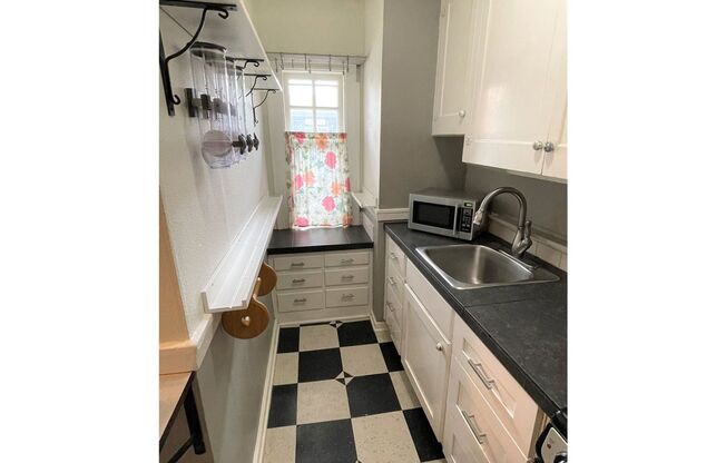 1811 NW Couch Street, #103