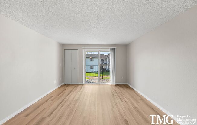 3 beds, 1 bath, 943 sqft, $1,550, Unit 37