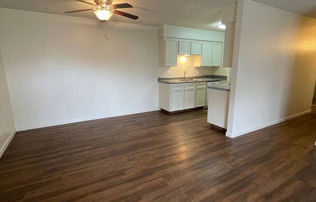 2 beds, 1 bath, 993 sqft, $1,595, Unit 13-18