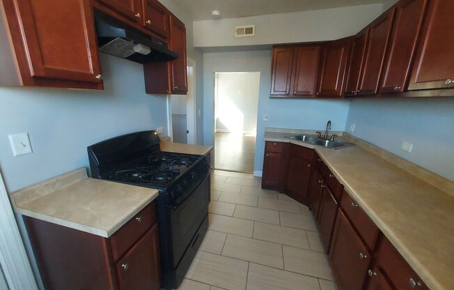 3 beds, 1 bath, $1,500, Unit 5520-3