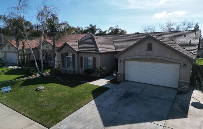 Spacious and inviting 4-bedroom, 2-bathroom home in a desirable Bakersfield neighborhood!