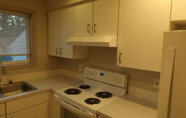 2 beds, 2 baths, 1,240 sqft, $1,940, Unit R77