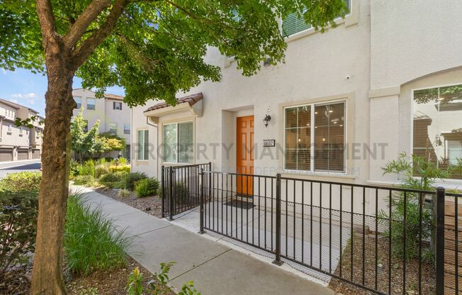 For Rent: Stylish 3-Bedroom Townhouse with Updated Kitchen & Community Pool
