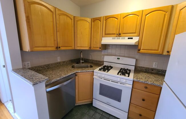 2 beds, 1 bath, $2,850, Unit 30