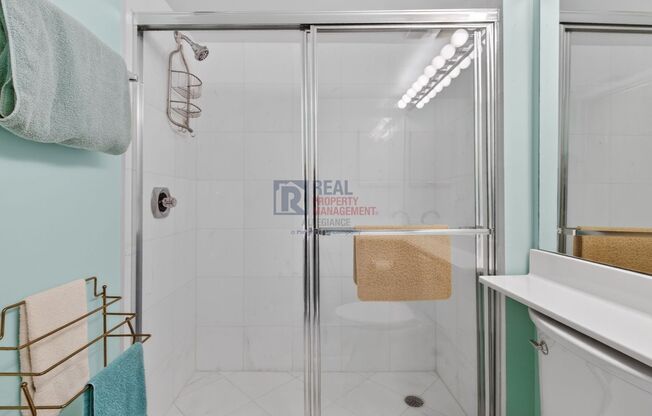 2 beds, 2 baths, $2,700, Unit #1402