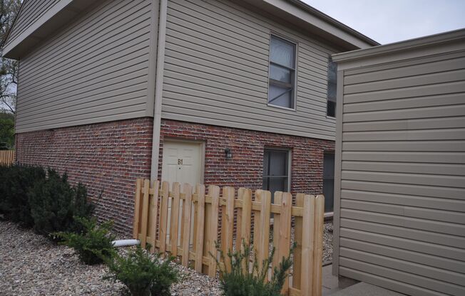 2 beds, 1.5 baths, $1,095, Unit B2