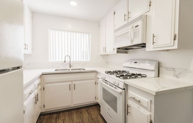 2 beds, 1 bath, 750 sqft, $2,098, Unit 108