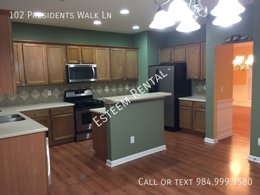 102 PRESIDENTS WALK LN