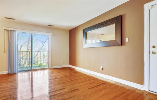 Lovely 2 BR/1 BA Condo in Benning Ridge!