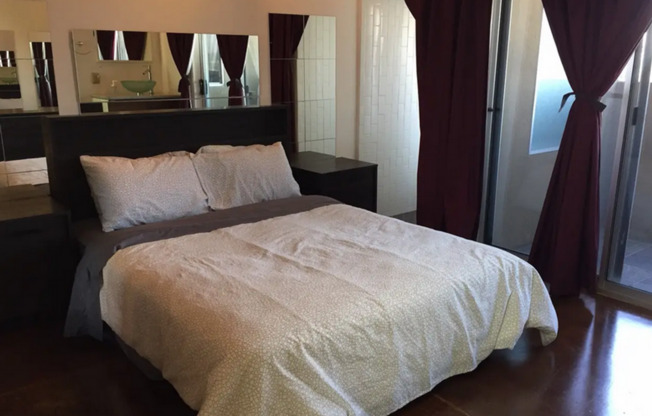Trendy Loft Living Near The Arts District!