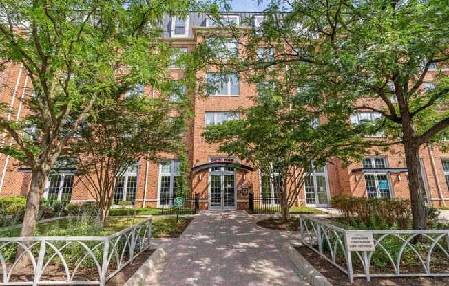 Available Now! High End 1 bed/ 1 bath with Parking! 24 hour concierge!