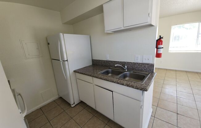 2 beds, 1 bath, 717 sqft, $1,000, Unit Unit 4