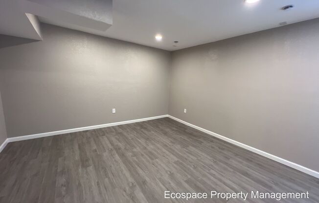 3 beds, 1 bath, $2,095, Unit 4524 B