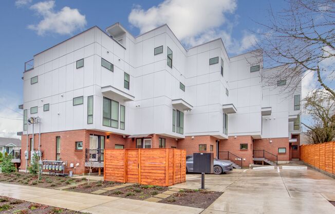 3 beds /3 baths newer townhome in Green Lake!