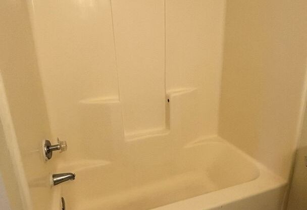 1 bed, 1 bath, 640 sqft, $950, Unit 230