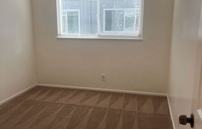 2 beds, 1 bath, 640 sqft, $2,195, Unit 557-32