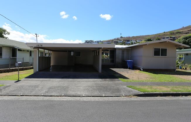 Moanalua Gardens - Renovated - single level 3 bedroom, 1 bath + 2 half baths with carport