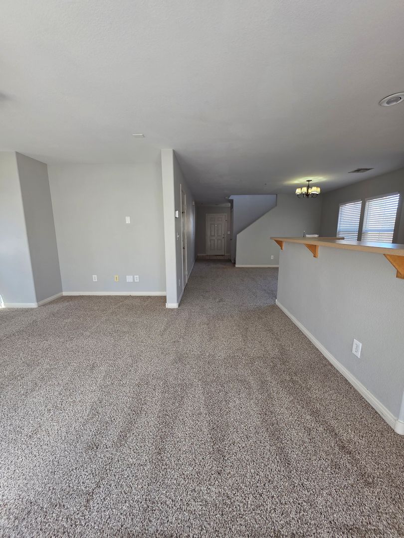 Spacious 3BD in Gated Community – Water Included