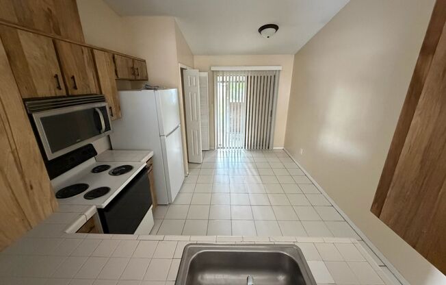 Cozy 2 Bed 2 Bath hlaf Duplex