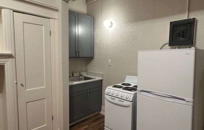 1 bed, 1 bath, 400 sqft, $995, Unit 106