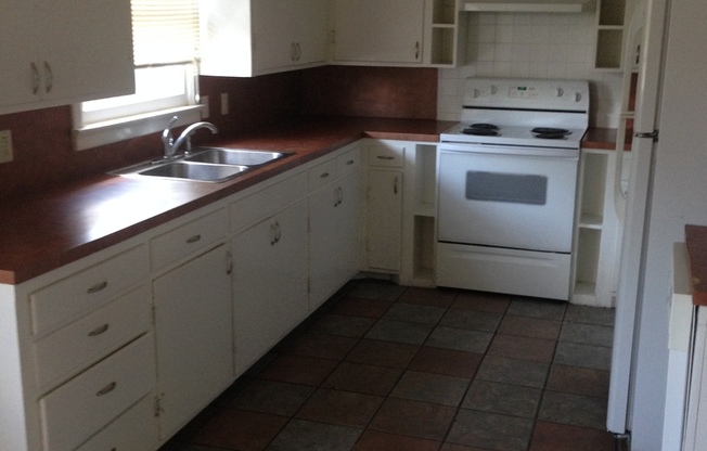 3 beds, 2 baths, $1,100