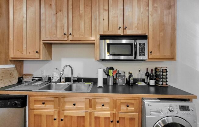 MODERN 1 BED 1 BATH CONDO IN THE FAN!!!!