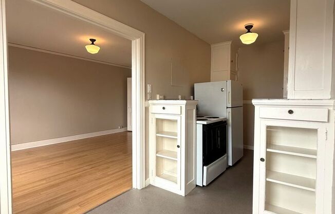 Studio, 1 bath, 460 sqft, $1,425, Unit 105