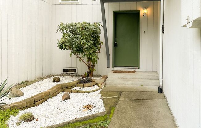 Charming 3-Bed Townhouse in Quiet Neighborhood Across from Park!