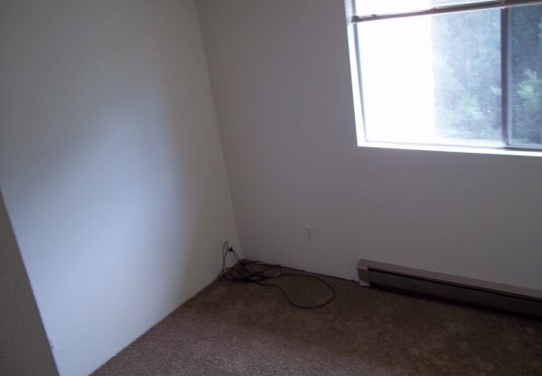 2 beds, 1 bath, $1,150, Unit 950-8