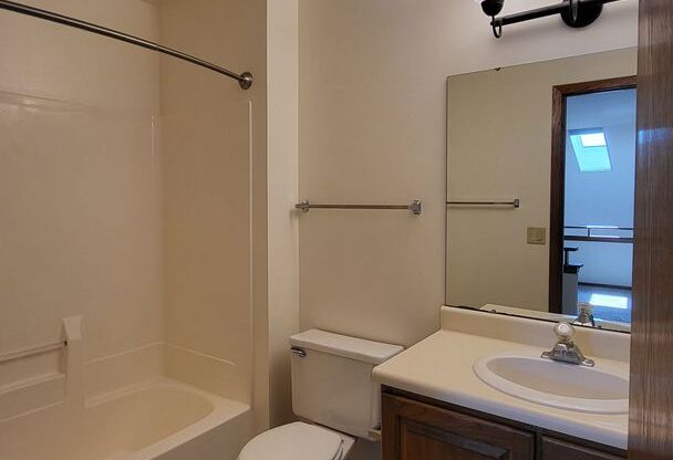 1 bed, 1 bath, 810 sqft, $1,505, Unit 70