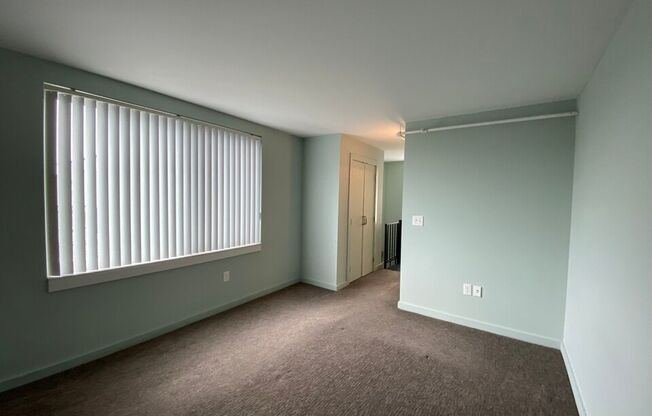 1 bed, 1.5 baths, 806 sqft, $1,350