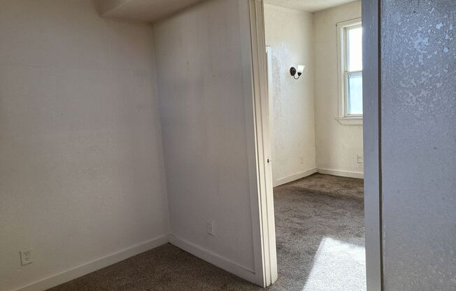 2 beds, 1 bath, $895, Unit Lower Rear