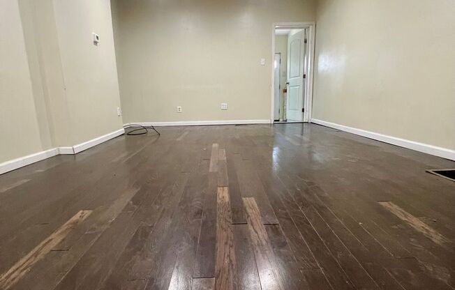 Gorgeous 3-Bedroom Townhome in Elmwood Park! Available NOW!