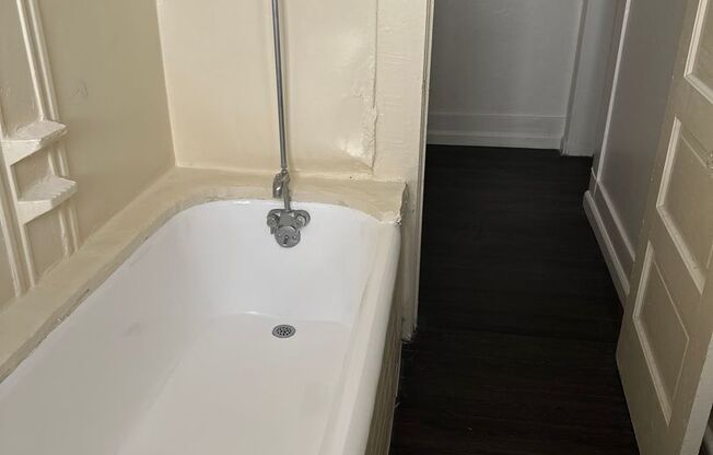 Studio, 1 bath, 550 sqft, $1,400, Unit 103