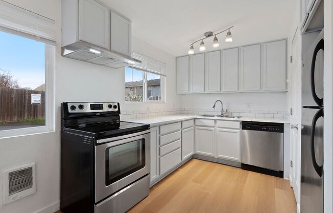 3 beds, 1 bath, 864 sqft, $1,750, Unit 40