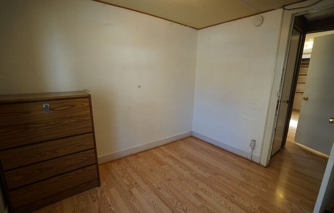 3 beds, 1 bath, $1,785, Unit 542D #2