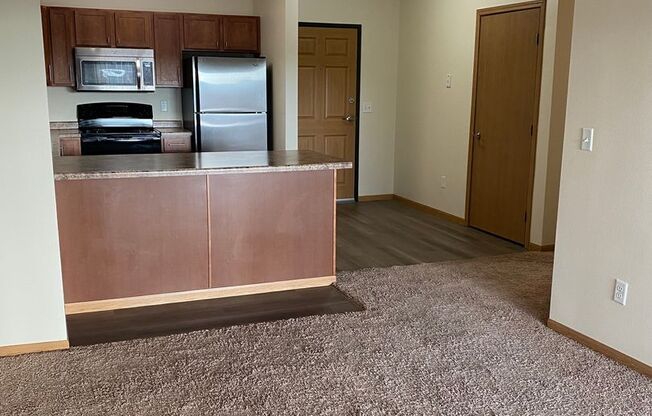 2 beds, 2 baths, 890 sqft, $1,175, Unit 5100-305