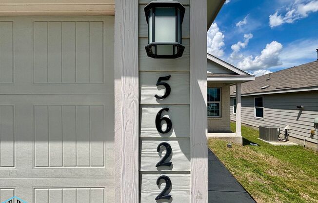 Live in Luxury in this beautiful 3bed/2bath single story home near Randolph & Ft. Sam!
