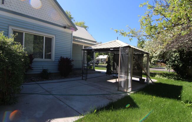 2 beds, 1 bath, $1,395