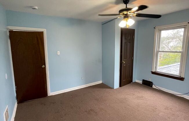 3 beds, 1 bath, $950, Unit 1