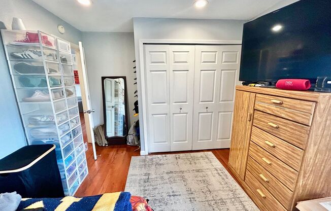 2 beds, 1 bath, 736 sqft, $2,440, Unit 16