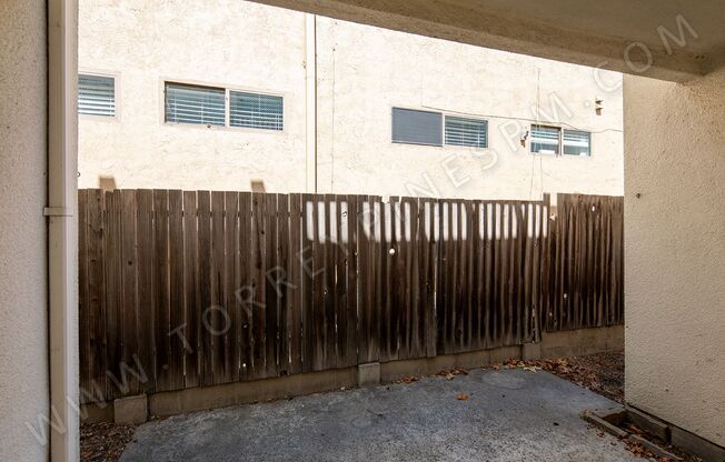Pacific Beach: Large 1 Bedroom w/ Parking and Patio!