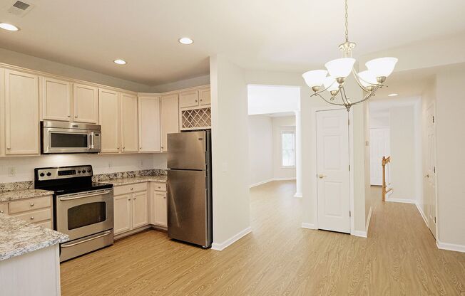 $500 Move-in Special! End-Unit Townhome Convenient to 5th St Station, Downtown, & UVA