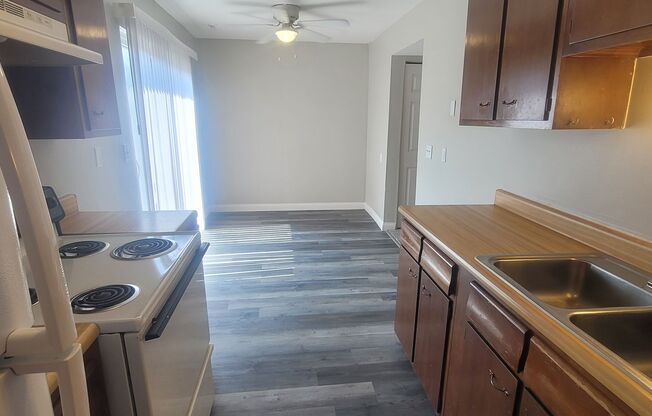 3 beds, 1.5 baths, 1,032 sqft, $1,595, Unit 3233-7