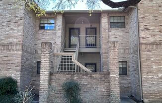 Charming 2BR Condo with Vaulted Ceilings, Fireplace & Pool Access