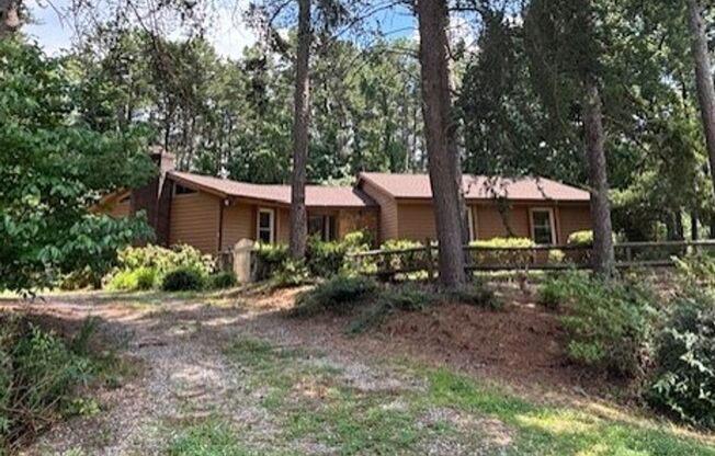 Spacious 3 Bed/2 Bath Ranch Home - Private Lot - Oversized Screened Porch - All Season Marina Available For Lake Access