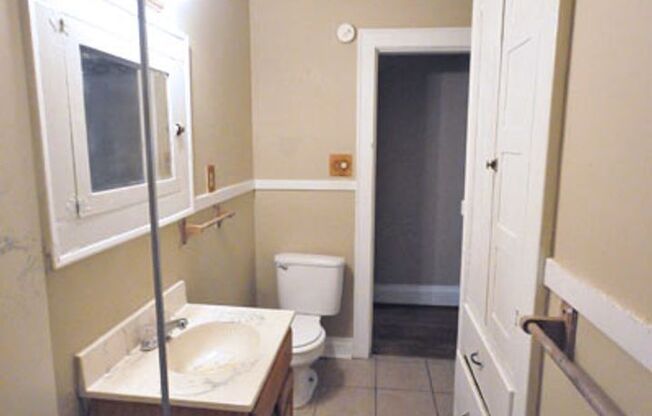 3 beds, 1 bath, $1,650, Unit 385